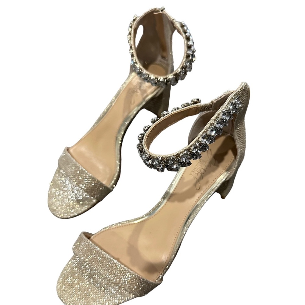 Gold sandal with jewels